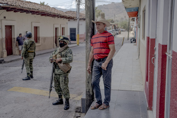 Dos militares vigilan en Aguililla.