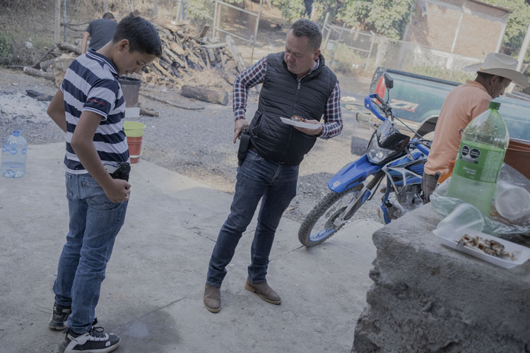 Un niño muestra su pistola en ese retén de autodefensas.