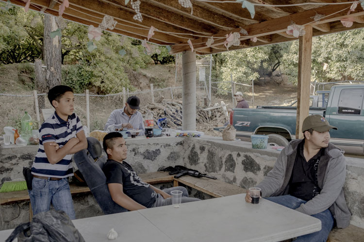 Un grupo de autodefensa vigila la entrada de Tancítaro, Michoacán, con sus integrantes armados con R15 y pistolas.