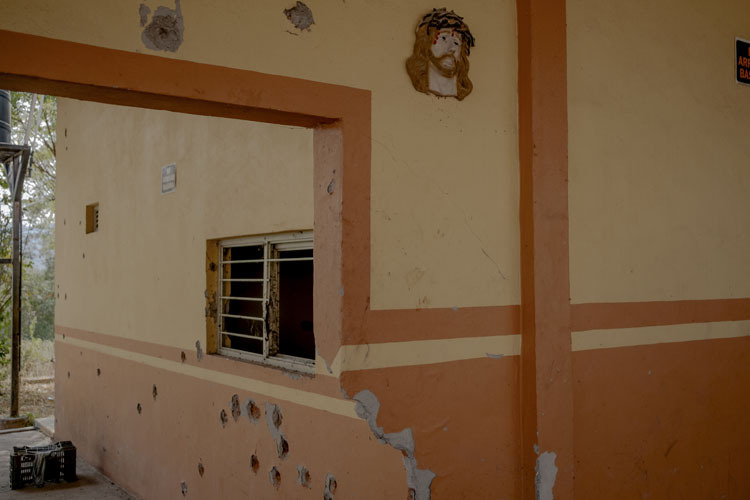 Escena de un enfrentamiento armado en una plantación de limón utilizada como base por el Cártel Jalisco Nueva Generación.