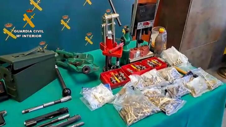 Material incautado por la Guardia Civil en Bermeo.
