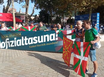 Elexpuru, Nafarroako bandera eusten, "Gu ere bai" dinamikako kideen babesarekin.