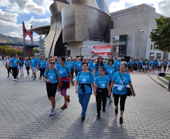 Los participantes en la marcha han teñido de azul las inmediaciones del Guggenheim. 