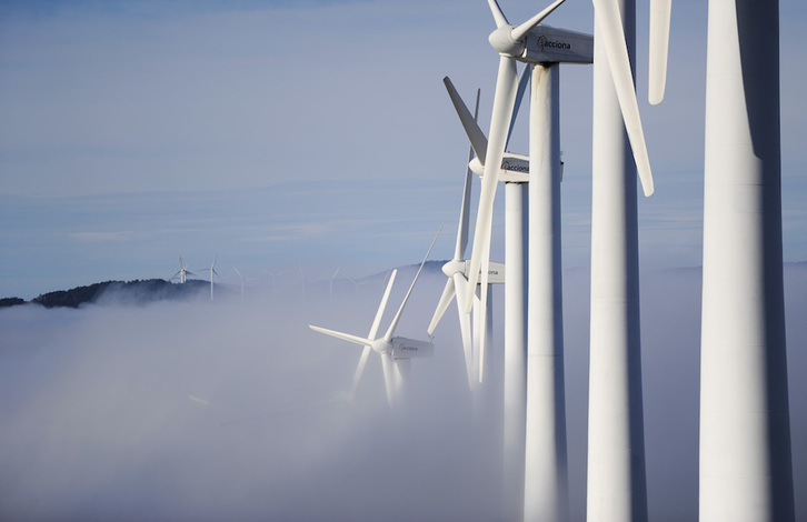 Turbinas eólicas entre la niebla.