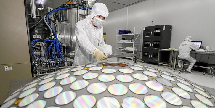 Técnicos trabajando en la producción de chips en una empresa de Huaian que tiene capacidad para fabricar 1,4 millones de obleas epitaxiales y chips.