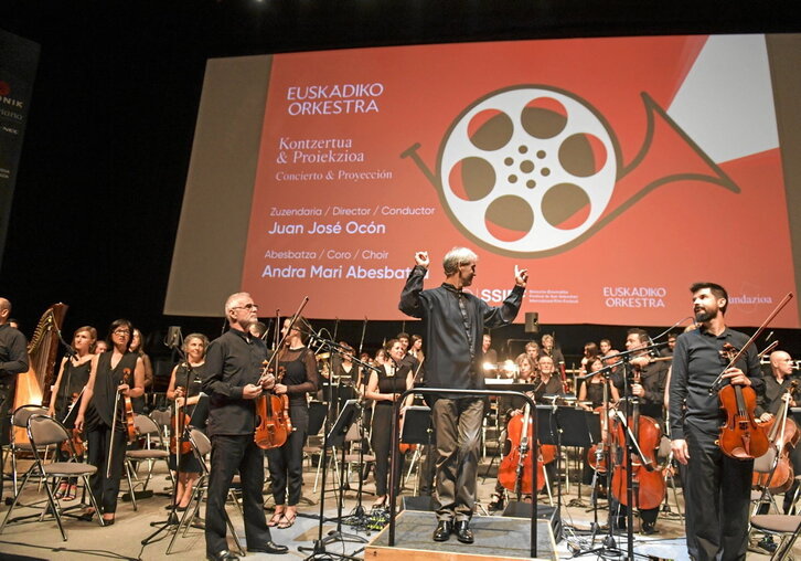 Abajo, de izquierda a derecha, el Concierto &Proyección del Velódromo, y Joaquín Sabina y el equipo de «Sintiéndolo mucho» posando para la prensa. Sobre estas líneas, una de las protagonistas de «My Way Out».