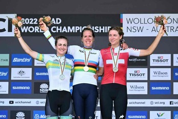 Grace Brown, Ellen van Dijk y Marlen Reusser, en el podio femenino.