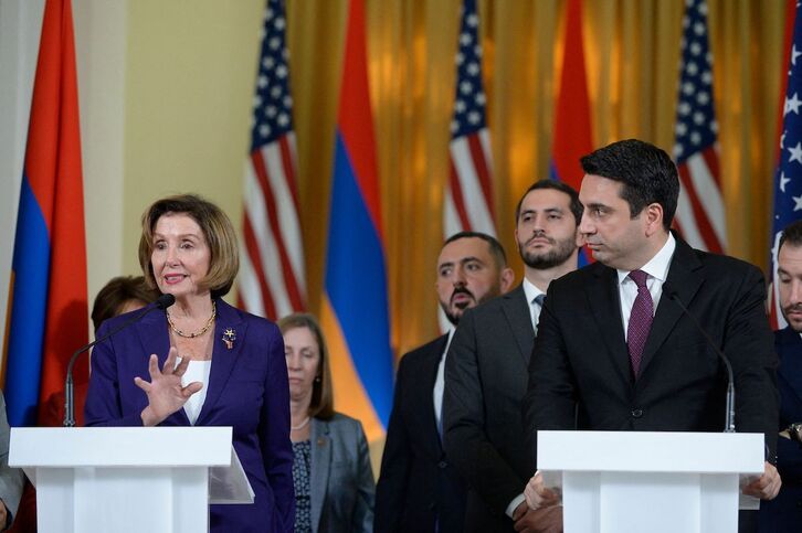 La presidenta de la Cámara de Representantes de EEUU, Nancy Pelosi, junto al presidente del Parlamento armenio, Alen Simonián.