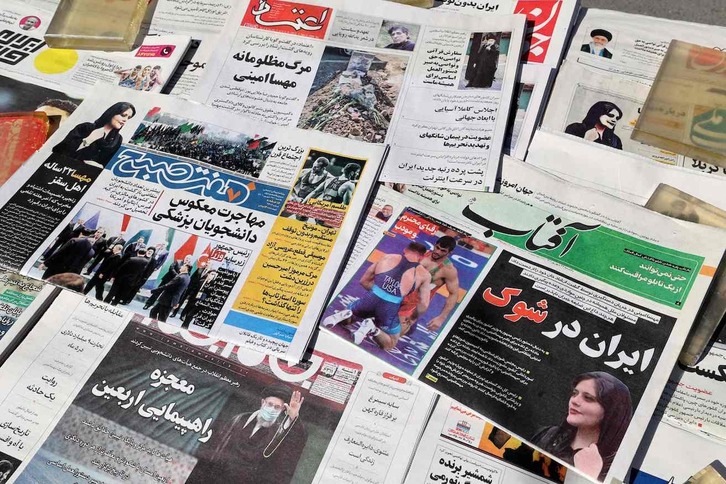 Teherango kiosko bateko egunkariak, igande honetan.