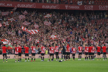 Los jugadores saludan al fondo en el que se ubica Iñigo Cabacas Herri Harmaila al acabar el partido ante el Rayo.