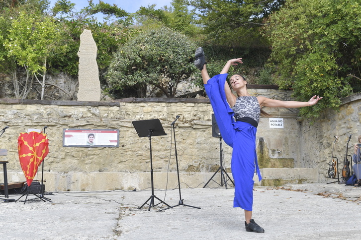 Maravillas Lambertori eginiko omenaldia, Deierrin.