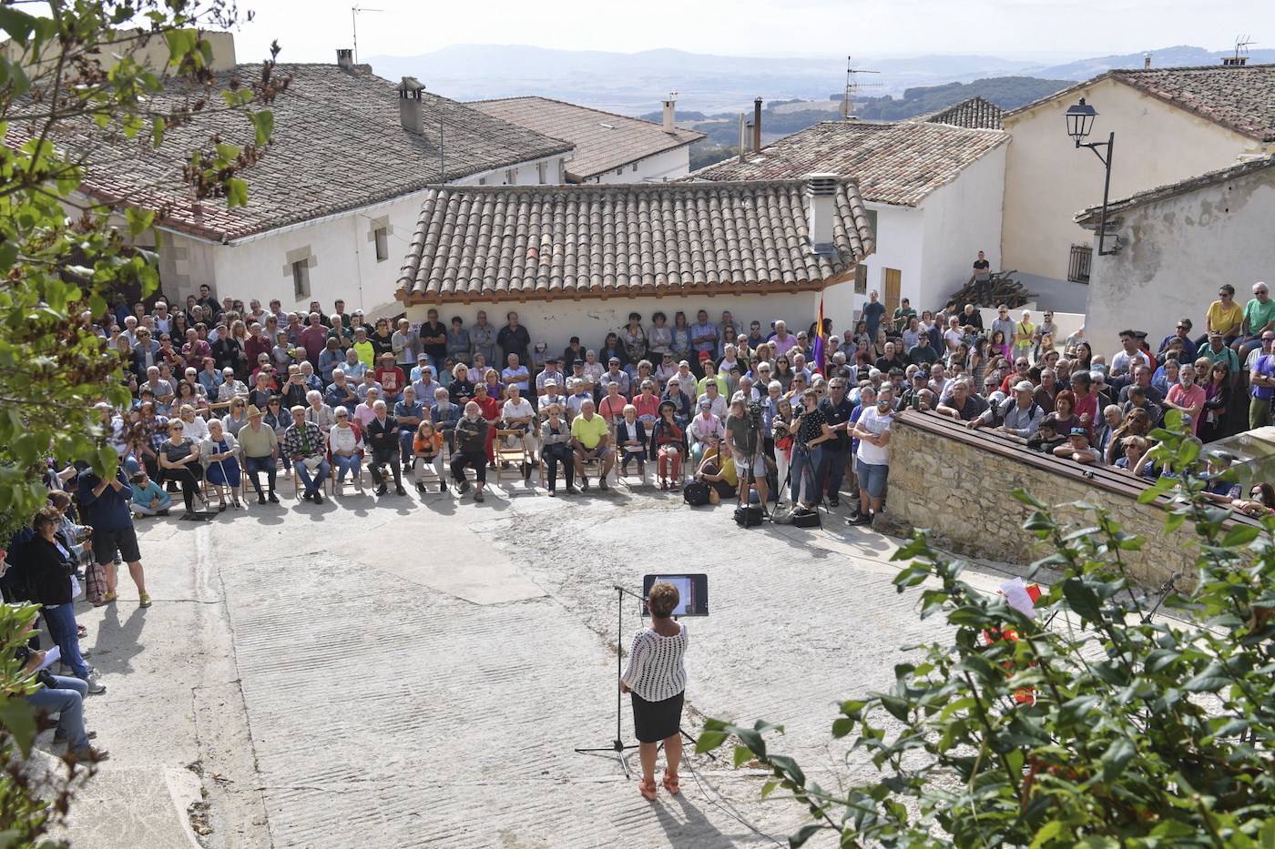 Maravillas Lambertoren omenez eginiko monolitoaren inaugurazioaren beste irudi bat. (Idoia ZABALETA/FOKU)