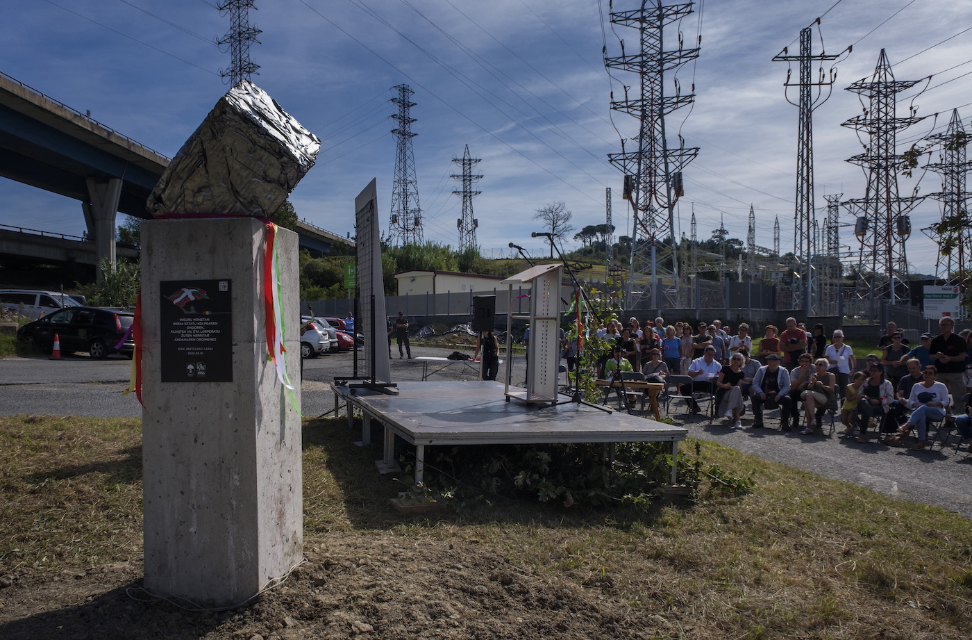 Omenaldia egin zaie igande honetan frankistek fusilatutako eta Usurbilgo Irubide inguruan dagoen hobi komun batean lurperatuta dauden pertsonei. (Jon URBE/FOKU)