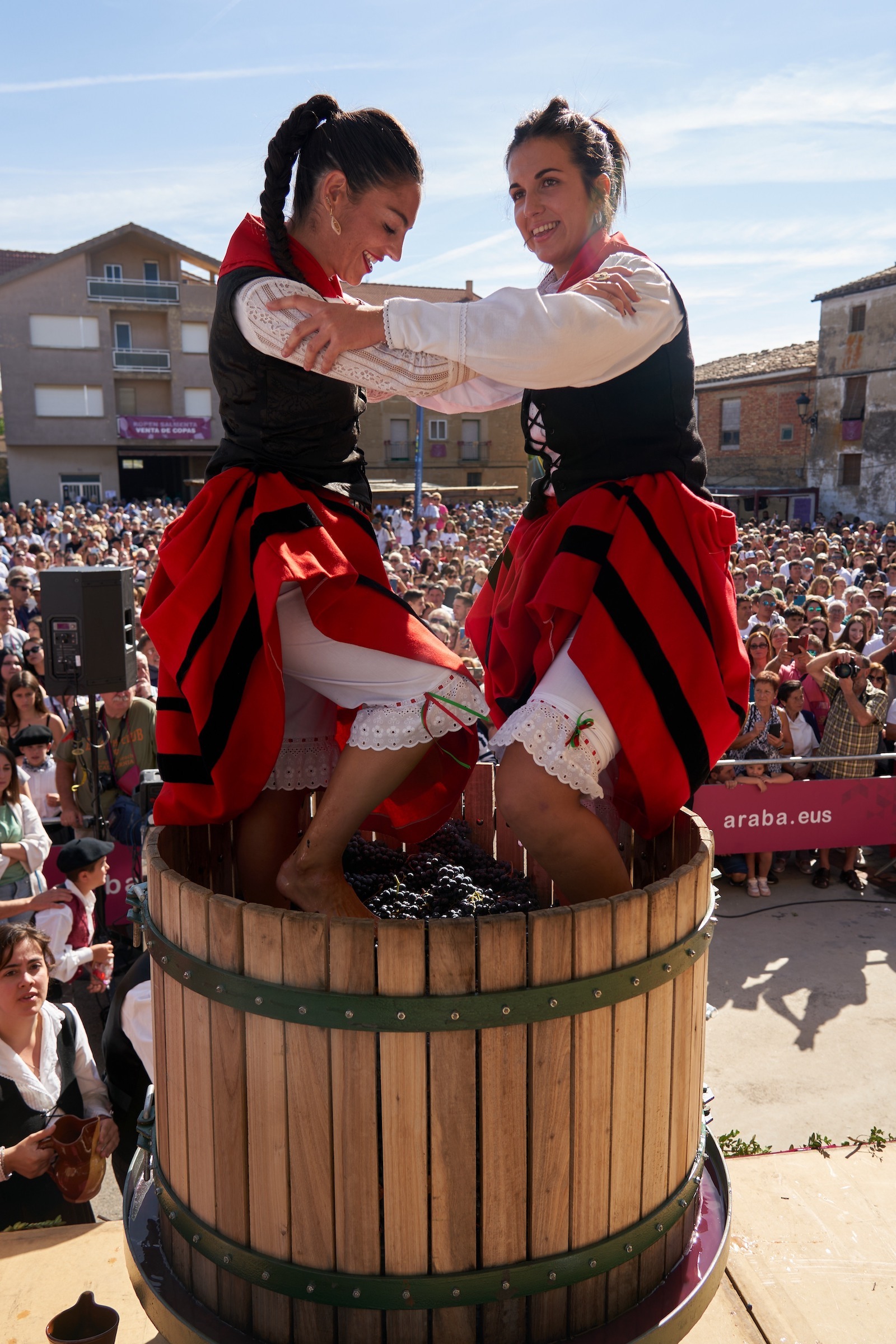 Tradicional pisado de la uva. (Pablo GONZÁLEZ | EUROPA PRESS)