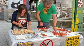 Berri-Otxoak ha repartido 2.000 pinchos de chorizo. 