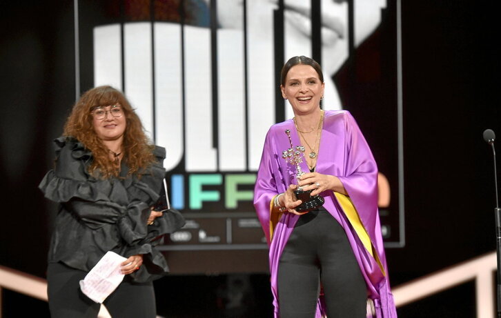 Juliette Binoche recogió anoche el primer Premio Donostia de Zinemaldia de la mano de Isabel Coixet.