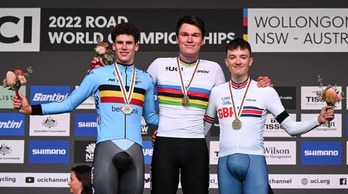 Alec Segaert, Soren Waerenskjold y Leo Hayter, en el podio de la crono sub’23 del Mundial.