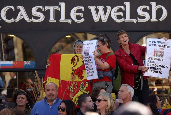 Protestas en Cardiff durante la vista de Carlos III.