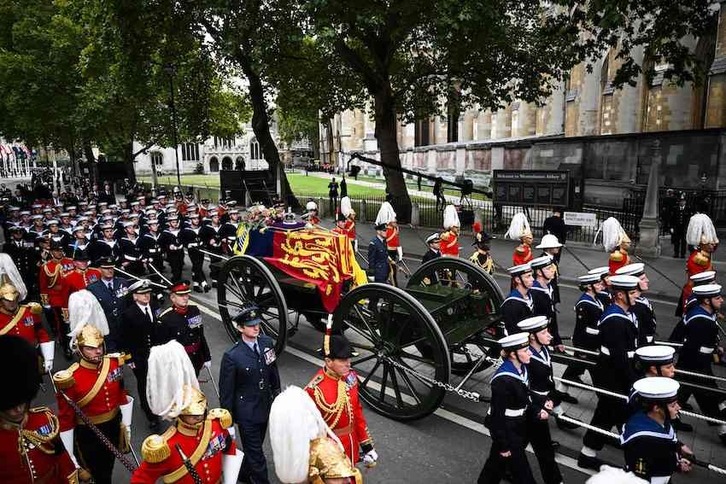 Traslado del féretro con los restos de Isabel II en  Westminster.