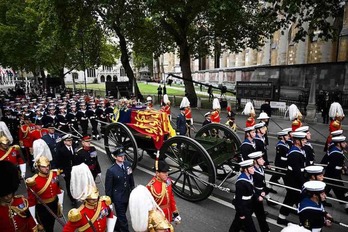 Traslado del féretro con los restos de Isabel II en  Westminster.