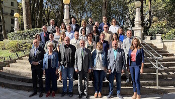 El lehendakari y miembros de su gobierno, el presidente del EBB y el grupo parlamentario, fotografiados frente a Sabin Etxea.