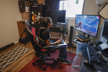 Chris Robinson, que es sordo y presenta el canal DeafGamersTV en la plataforma Twitch, juega un videojuego en hogar.