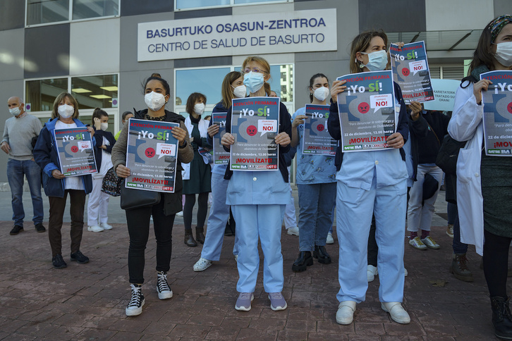 Un grupo de enfermeras, en una movilización ante el hospital de Basurto, en Bizkaia.