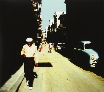 Portada del disco que representa una escena de una calle cubana. 