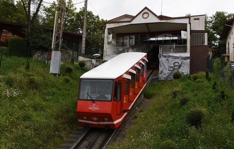 Cambios en el funicular de Artxanda: nuevos vagones, nueva estación superior y un jardín