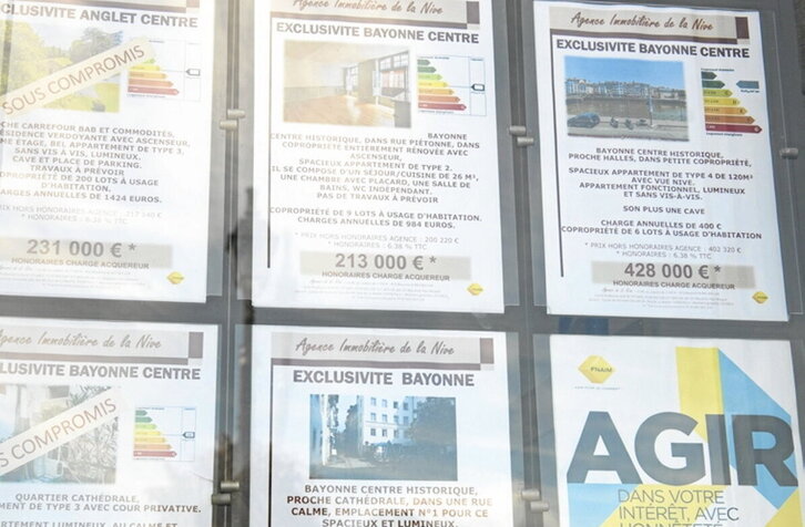 Anuncios en una inmobiliaria de la capital labortana.