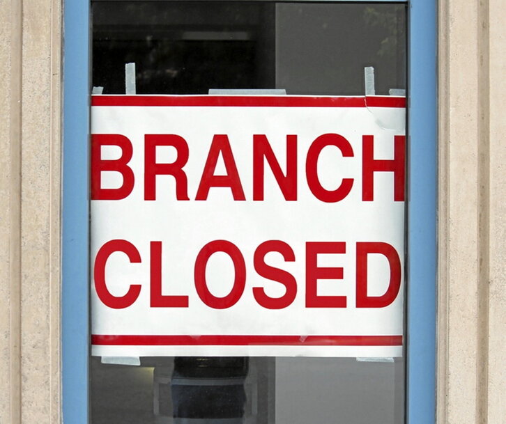 Cartel que anuncia el cierre de una oficina bancaria.