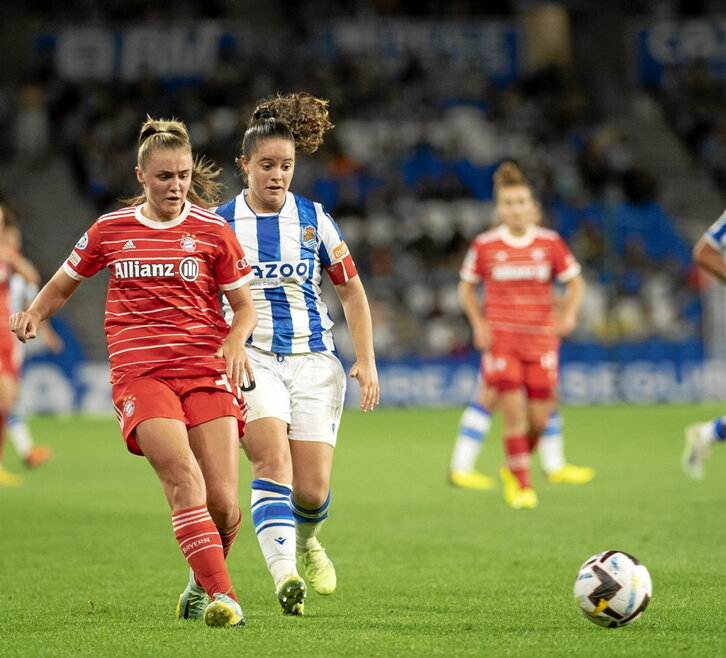 Stanway mueve el balón seguida de cerca por Eizagirre.