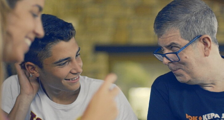 Kepa Junkera etxeko giroan ere ageri da dokumentalean.