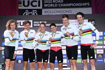 La selección de Suiza posa con el oro conquistado en la prueba de relevos mixtos en el Mundial de Wollongong. 