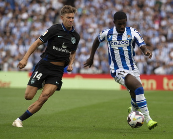 Ali Cho conduce el balón ante la presión de Llorente. 
