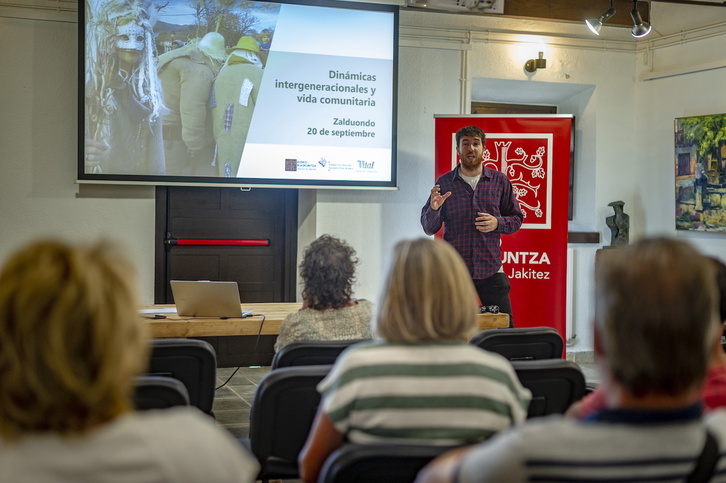 Sergio Azkarate durante su intervención en la sesión de este martes en Zalduondo.