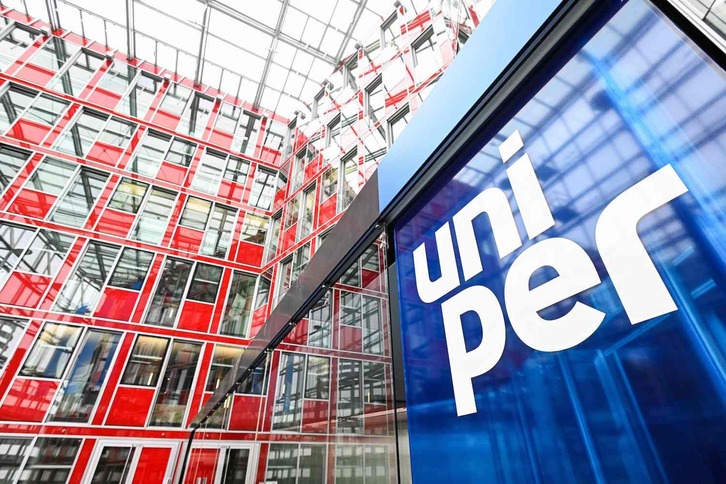 El logotipo de Uniper, el principal proveedor de energía en Alemania, en el vestíbulo de entrada de su sede de Düsseldorf.