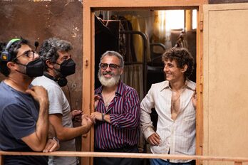 Alberto Rodríguez dirigiendo a Javier Gutiérrez y a Miguel Herrán.