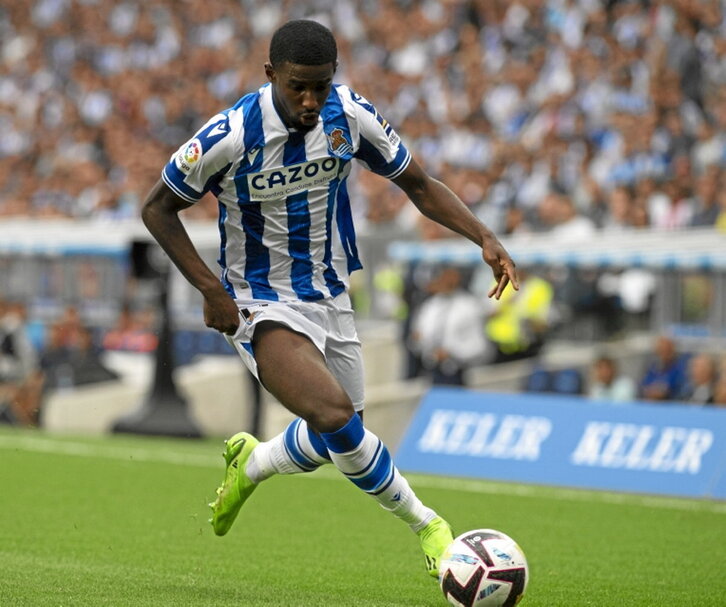 Cho conduce el balón en Anoeta.