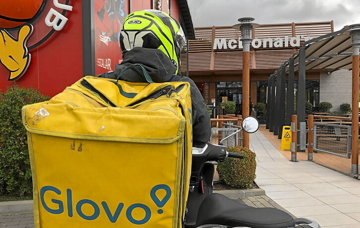 Un repartidor de Glovo, trabajando para McDonalds.
