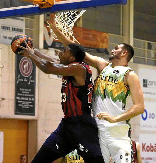 Baskonia y Bilbao Basket firmaron un competido duelo en el pabellón Urreta.
