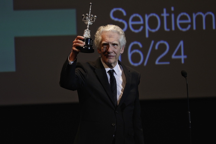 David Cronenberg muestra el premio Donostia recibido este miércoles.
