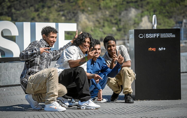 Los actores Castañeda, David, Florez y Campaña posan antes de la presentación de la película.
