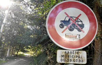 La circulation des véhicules à moteur est interdite en dehors du domaine public routier.