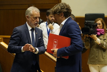 Iñigo Urkullu conversa con su socio del PSE Eneko Andueza, en el inicio de este pleno.