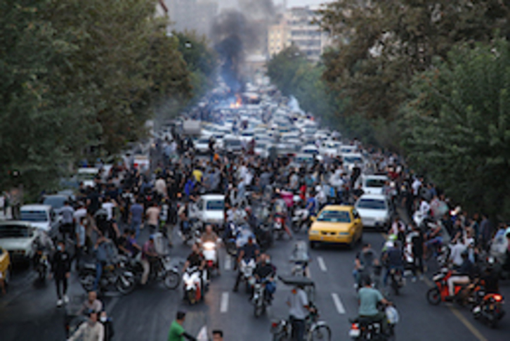 Protestak eta errepide mozketak Teheran hiriburuan.