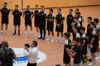 Los jugadores de Bidasoa-Irun antes de empezar un entrenamiento de pretemporada. 