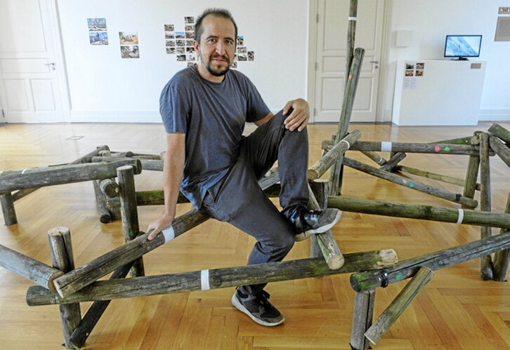 Pablo Rey Basurama kolektiboaren azken erakusketaren aurkezpenean, Gladys Enean.Jon URBE FOKU