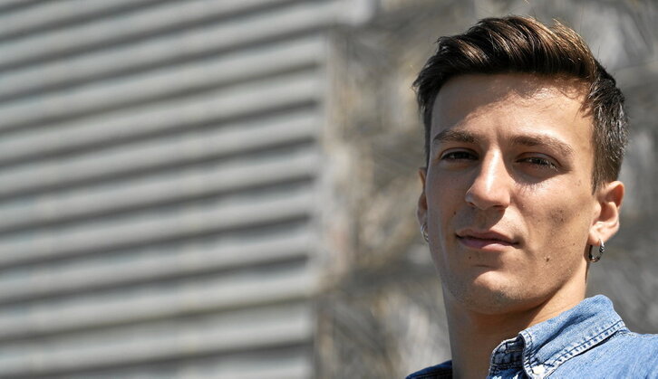 Unai Canela, a sus 18 años, ha acudido a Donostia al estreno de su primera película en solitario.