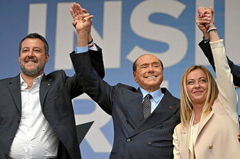 A la izquierda, Matteo Salvini, Silvio Berlusconi y Giorgia Meloni saludan a sus seguidores durante el acto electoral de ayer en la Piazza del Popolo, en Roma.
